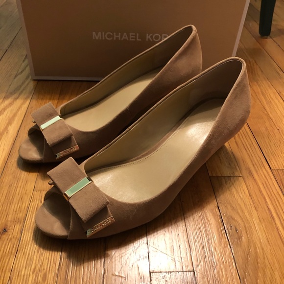 Michael Kors Beige Open Toe Bow Wedge Suede - Picture 1 of 8